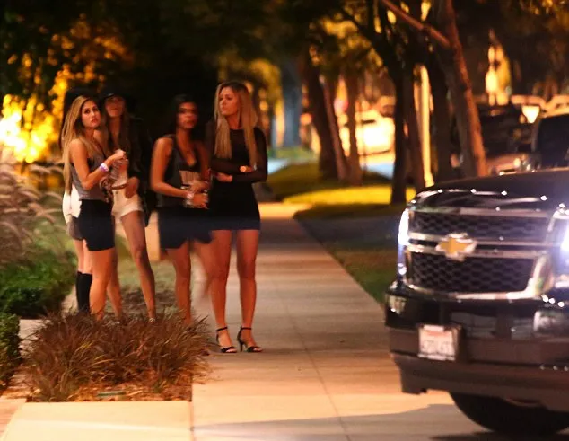 Gadis-gadis menunggu dijemput Justin Bieber @ dailymail.co.uk