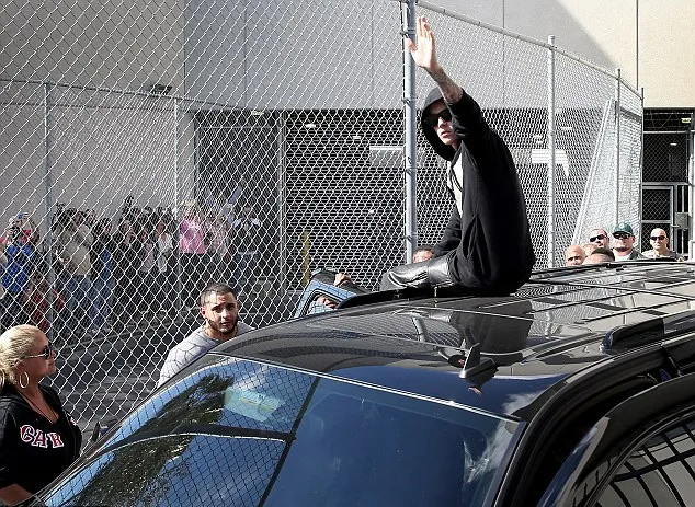 bebas dari penjara, justin bieber langsung pasang wajah bangga
