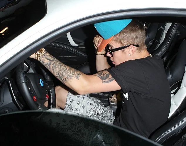 justin bieber dituntut gara-gara tabrak paparazzi