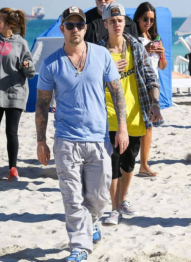 Justin Bieber dan ayahnya @ dailymail.co.uk