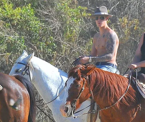 Layaknya koboi, Justin menunggangi kuda dengan gagah @ splashnews.com