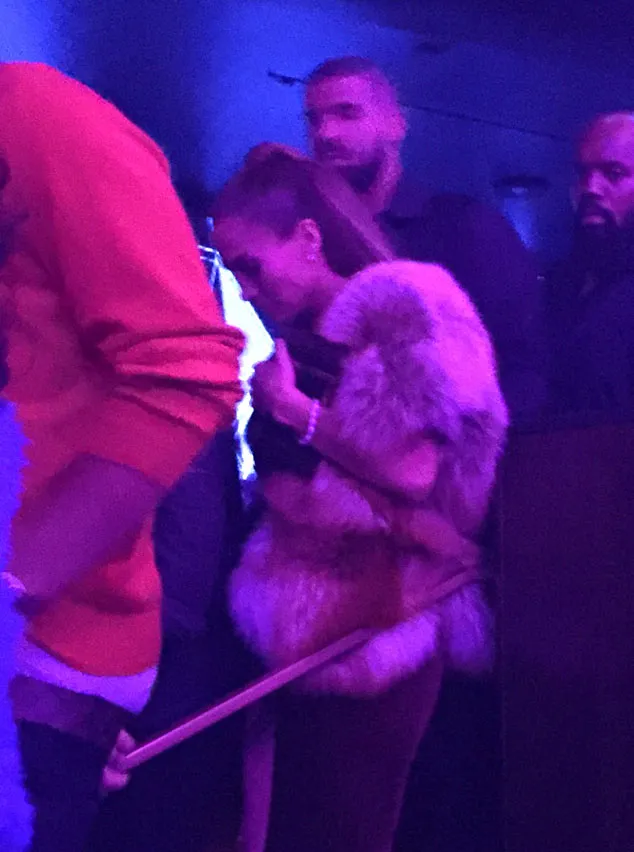 Jennifer Lopez temani Drake perform di malam pergantian tahun © via EOnline.com