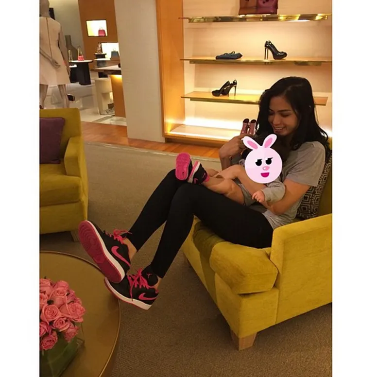 Jessica Iskandar bersama Baby El kembaran sepatu / © instagram.com/lovejedar
