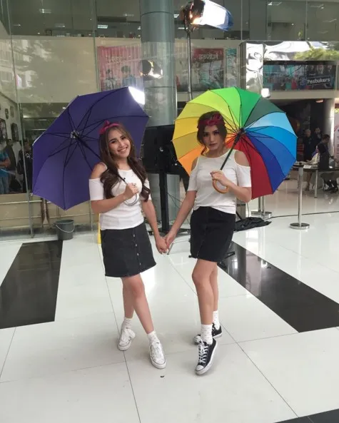 Kala Ayu dan Jedar jadi ojek payung cantik © instagram.com/jedarcantik