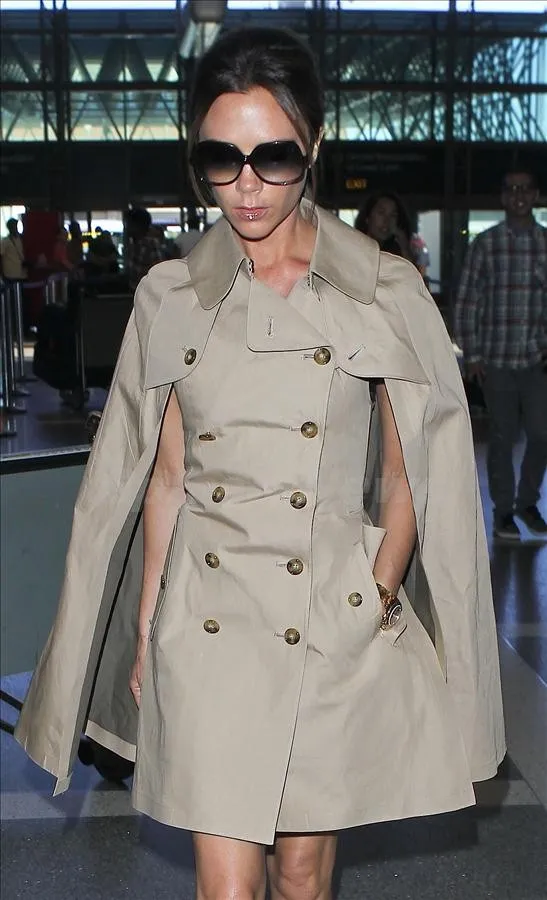 Victoria Beckham dengan cape @ dailymail.co.uk