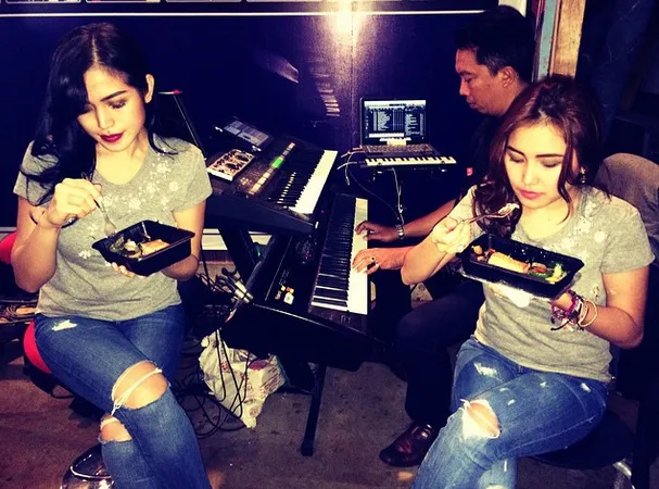 Jessica vs Ayu @ Instagram/Jessica Iskandar