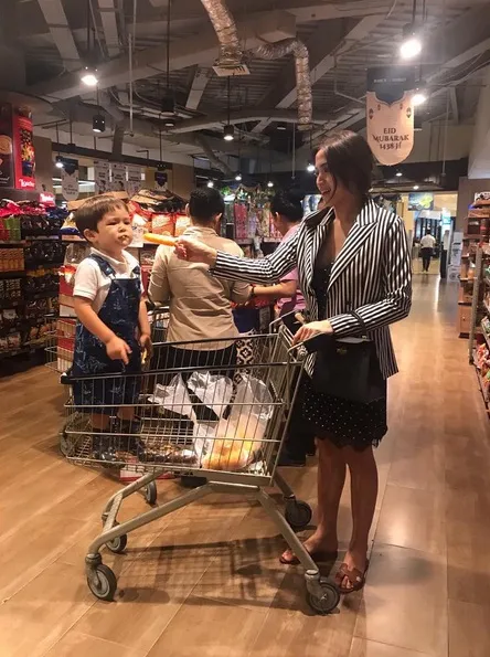 Selalu habiskan waktu bersama, Jedar sering ajak Baby El ikuti kegiatannya. /©instagram.com/inijedar