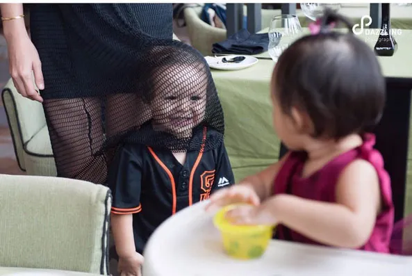 Baby El sembunyi di balik rok Jedar © Instagram.com/inijedar