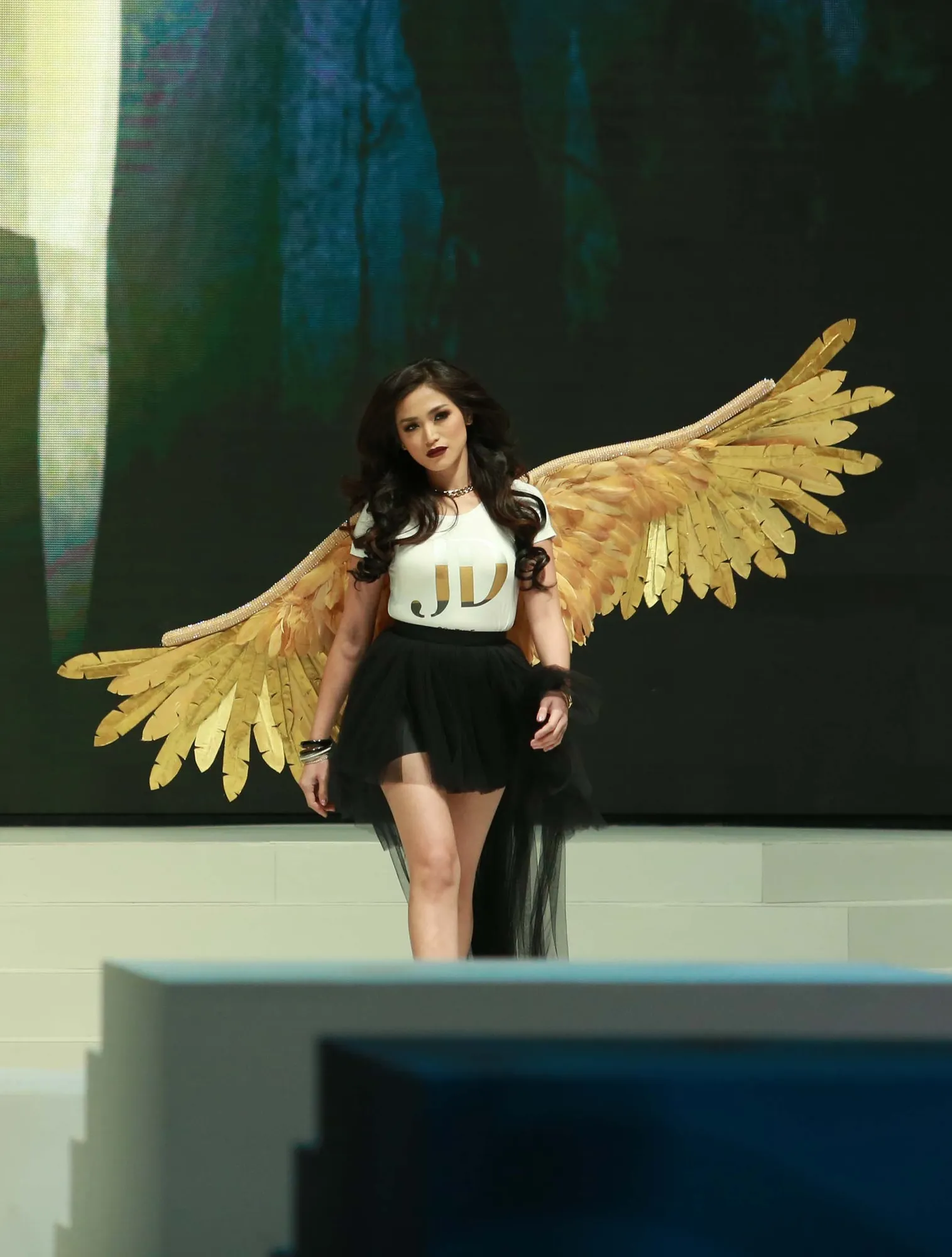 Sayap Jessica Iskandar terlihat patah di atas catwalk. ŠKapanLagi.com/Muhammad Akrom Sukarya