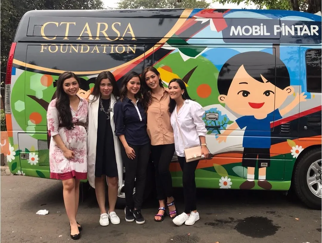 Bukan hanya pemotretan, Jedar & Girl Squad juga kerap lakukan aksi sosial. /©instagram.com/inijedar