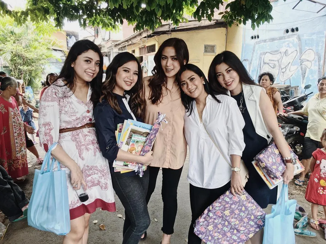 Momen kebersamaan Girl Squad membantu anak-anak tak mampu. /©instagram.com/chafrederica