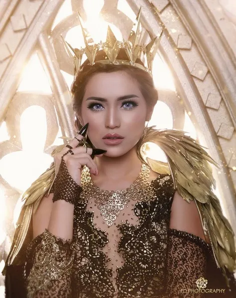Dengan riasan wajah yang sempurna, pada pemotretan kali ini Jedar berubah jadi seorang ratu. /©instagram.com/fdphotographyofficial