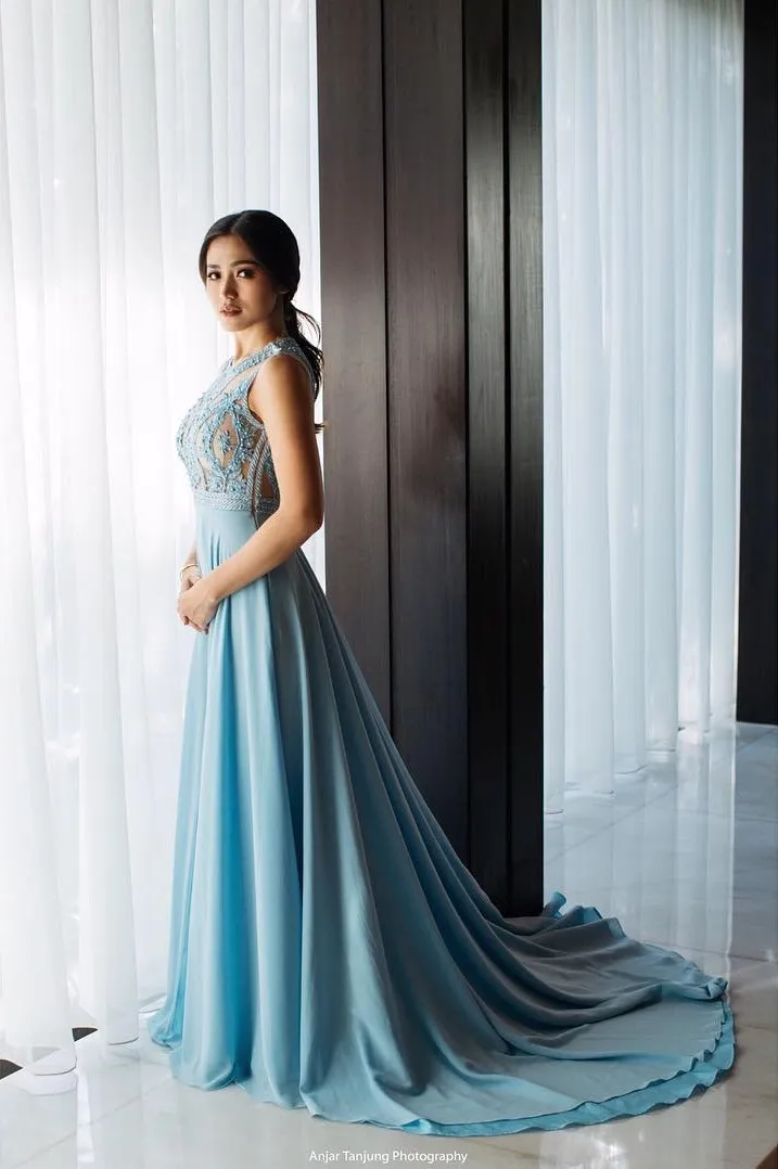 Cantiknya Jessica Iskandar pakai gaun biru di pemotretan terbaru. /©instagram.com/inijedar