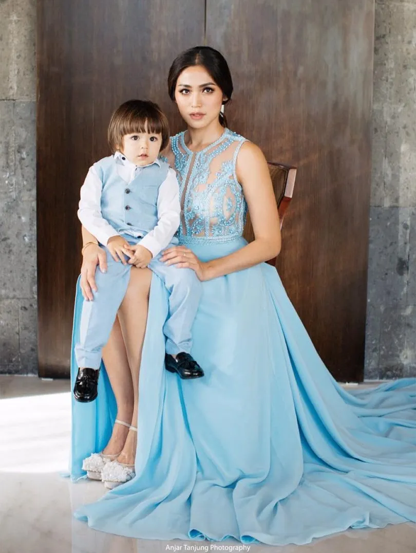 Kompaknya Jedar dan Baby El bagai Ratu dan Pangeran cilik. /©instagram.com/inijedar