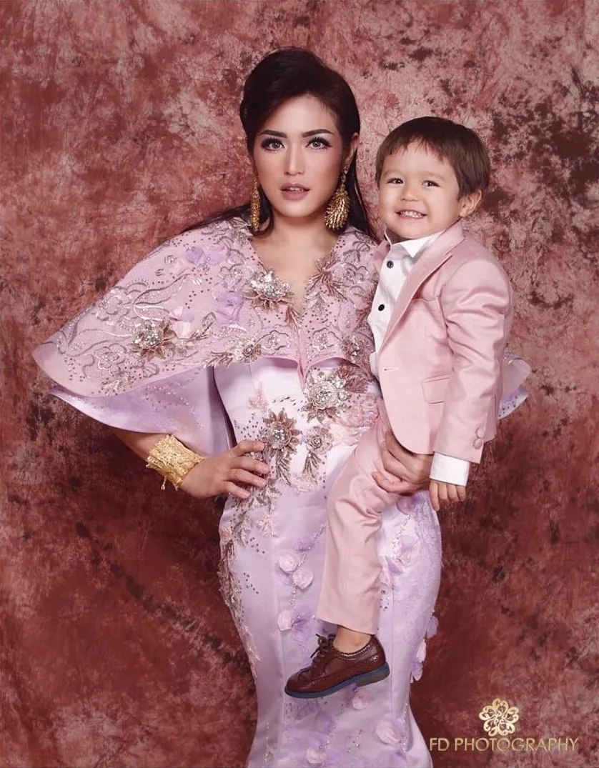 Jedar dan Baby El juga sempat kompak di pemotretan serba pink ini. /©instagram.com/inijedar