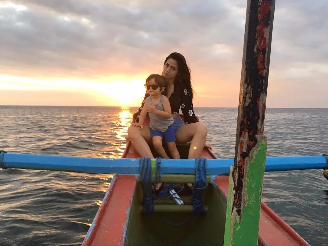 Keseruan Jedar dan Baby El saat liburan di Bali. /©instagram.com/inijedar