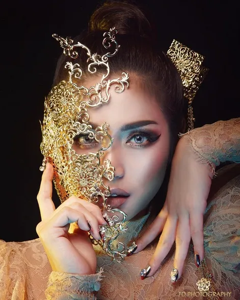 Make-up sempurna, Jessica Iskandar berpose mengenakan hiasan kepala dan topeng emas yang unik. Stunning! /©instagram.com/fdphotography90