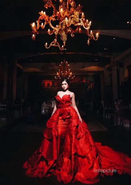 Bagaikan ratu di istana, Jessica Iskandar berpose dalam balutan gaun merah. /©instagram.com/inijedar