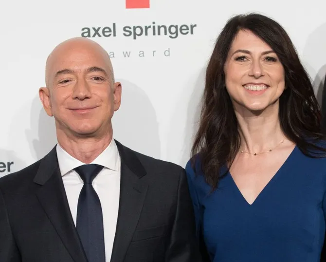 Jeff Bezos dan MacKenzie © AFP