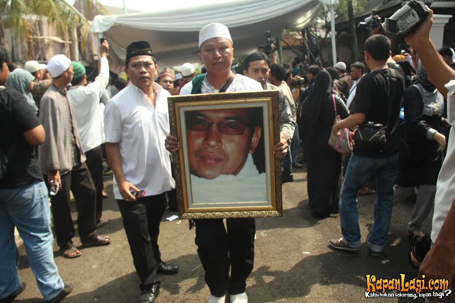 Makam almarhum Uje dipenuhi peziarah.