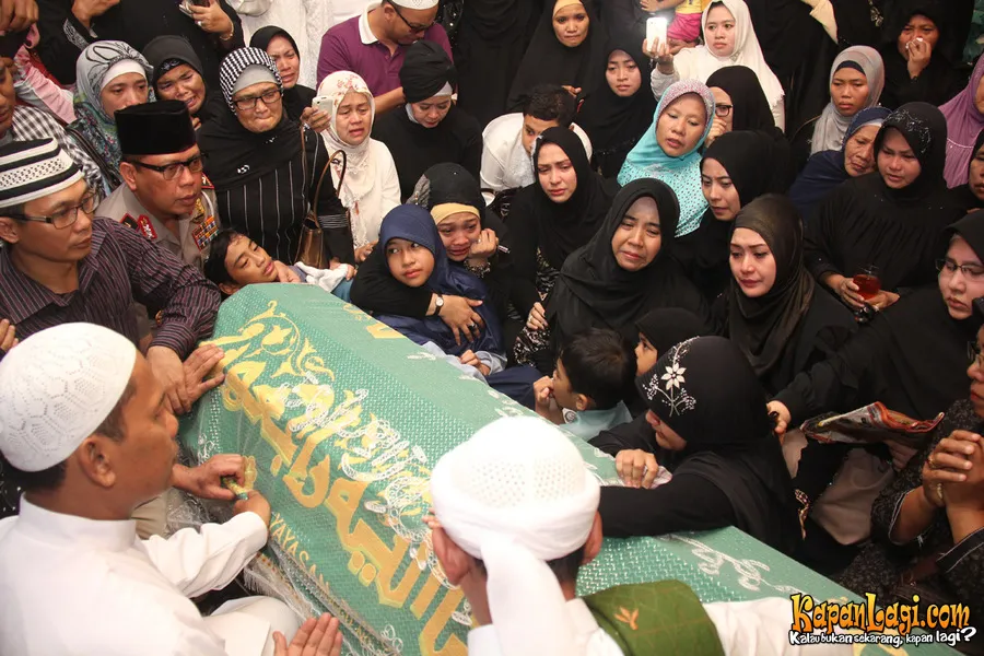 Pemugaran makam Uje menjadi perseteruan keluarga.
