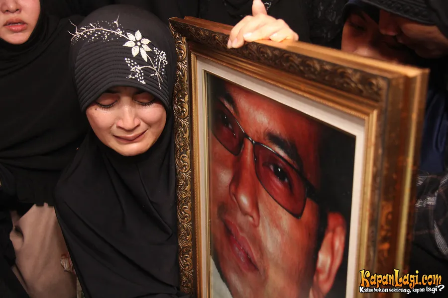 di depan makam, istri uje berjanji akan besarkan anak