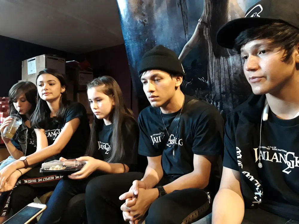 Jefri Nichol dan Amanda Rawles harus merelakan waktu lebarannya untuk promo film 'Jailangkung 2' © KapanLagi.com/Mathias Purwanto