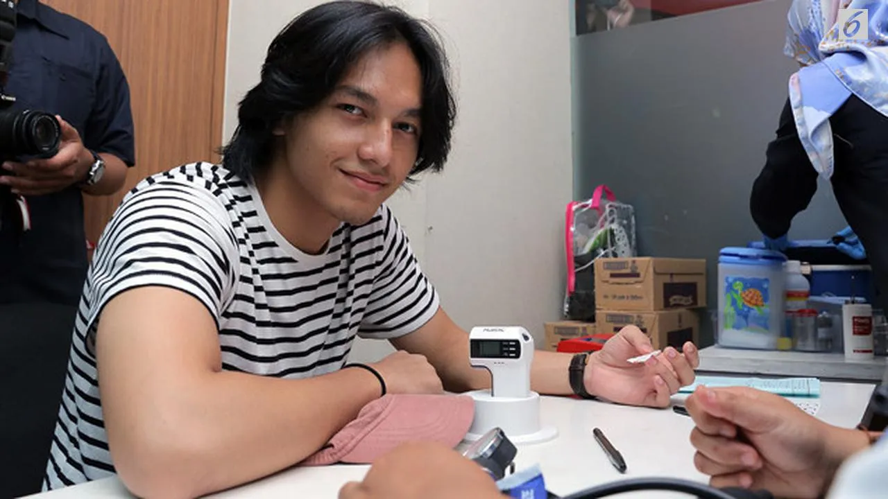 Jefri Nichol minta diantar ke restoran cepat saji (Credit: Bintang.com/Deki Prayoga)
