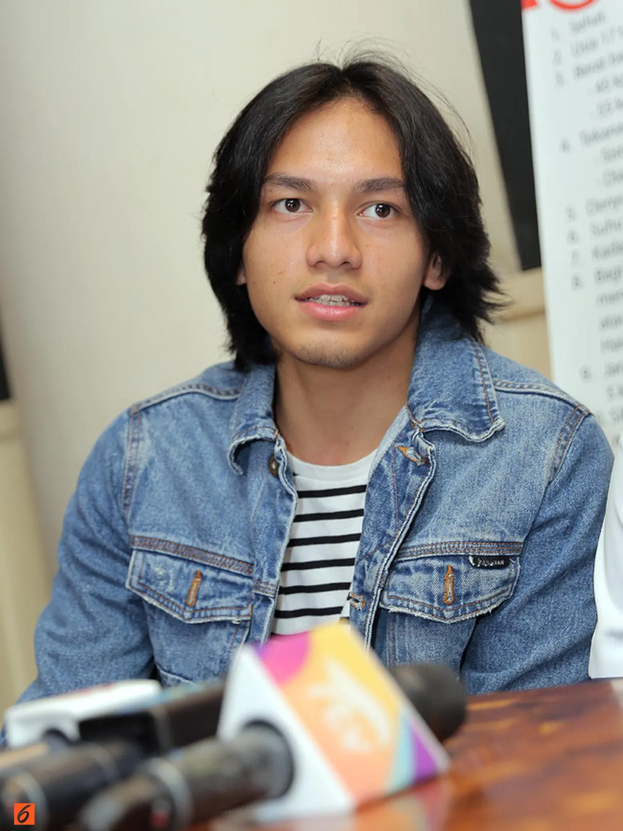 Jefri Nichol berikan 2 juta untuk seorang pemulung. (Credit: Bintang.com/Deki Prayoga)