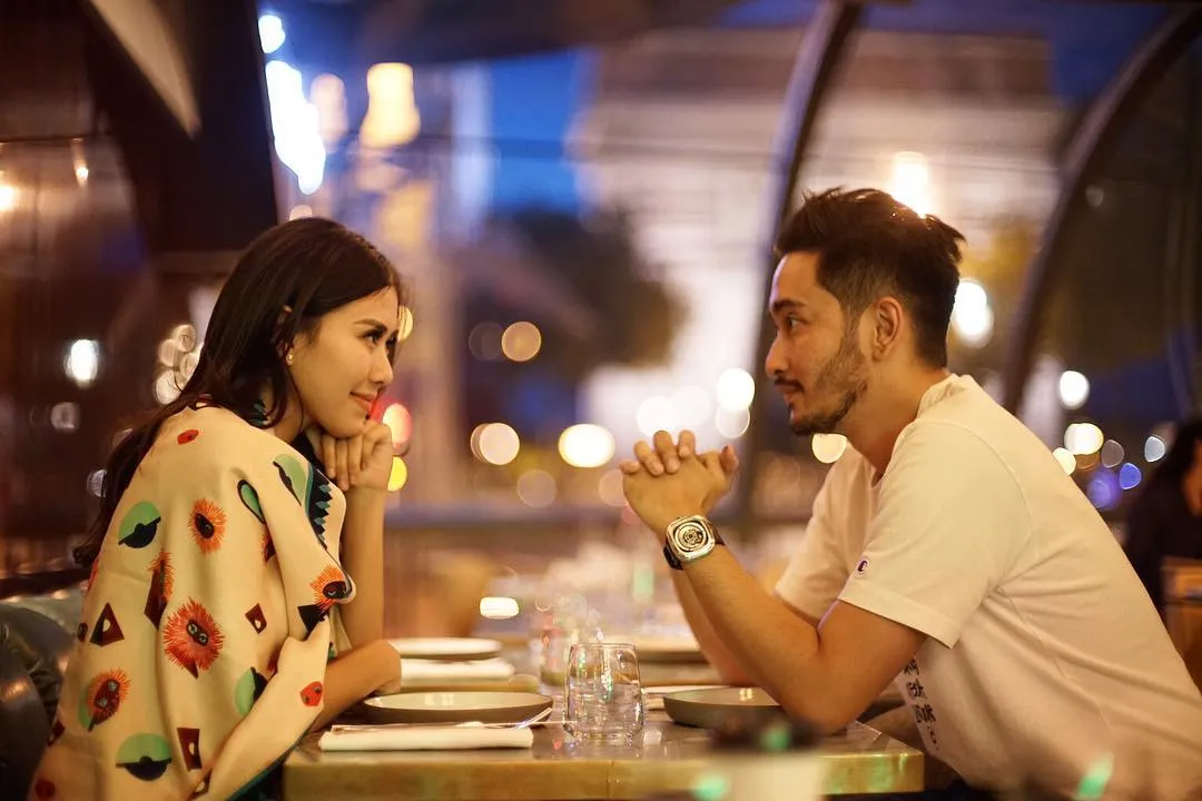 Saling tatap, Syahnaz dan Jeje dinner romantis berdua. /©instagram.com/syahnazs