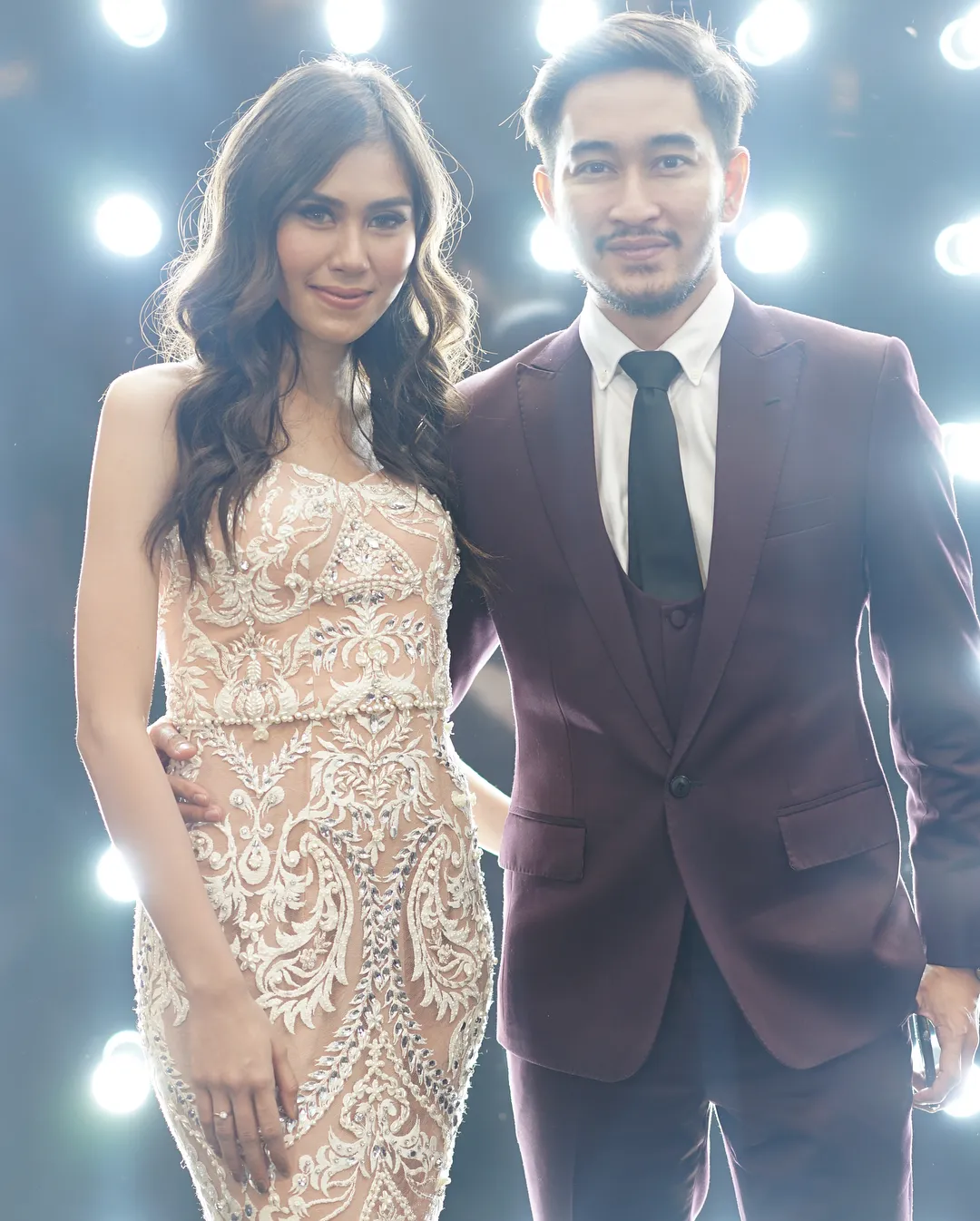 Syahnaz dan Jeje berpose di atas karpet merah. /©instagram.com/syahnazs