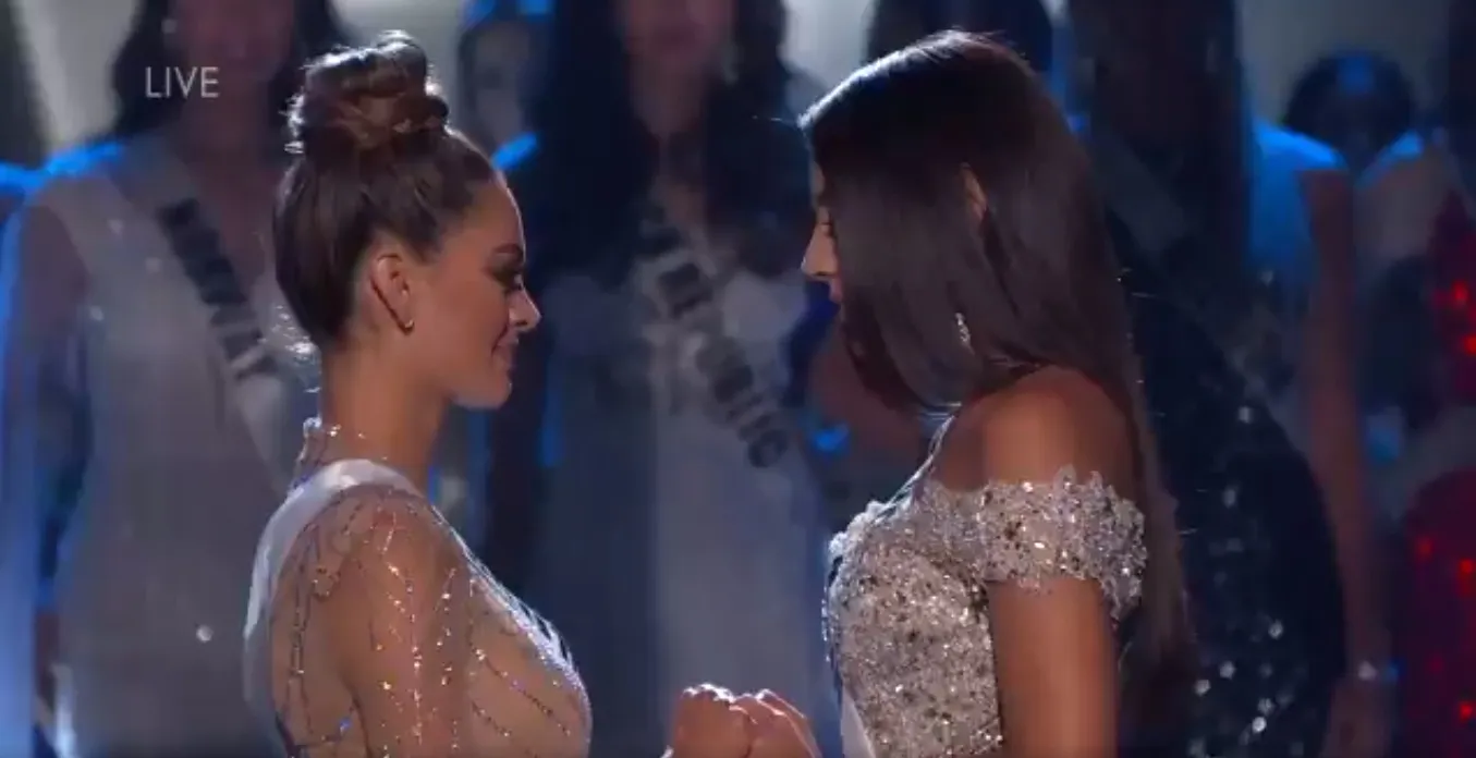 Miss Colombia dan Miss Afrika Selatan bergandengan jelang pengumuman pemenang. 姆stimewa