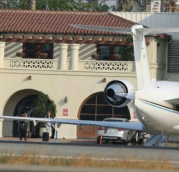 Selena dan Justin ketahuan bareng di bandara Los Angeles. Credit: instagram.com