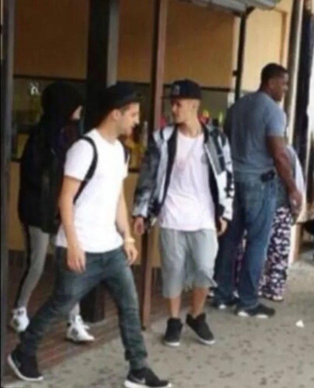 Selena dan Justin sedang jalan bersama @ dailymail.co.uk