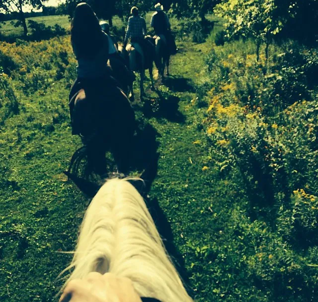 Momen naik kuda Justin dan Selena @ Instagram/Justin Bieber