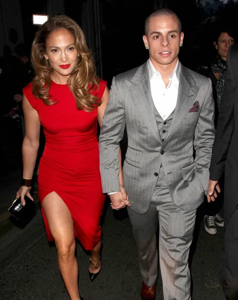 Jennifer Lopez dan Casper Smart @ justjared.com