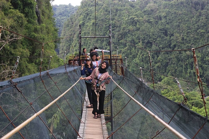 Melewati jembatan, akan diberikan perlengkapan keamanan (credit: instagram.com/outrip_makassar)