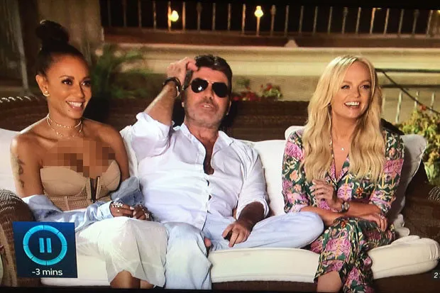Weird! Jempol kaki Simon Cowell tampak menyembul di antara pahanya © dailystar.co.uk/ITV/Twitter