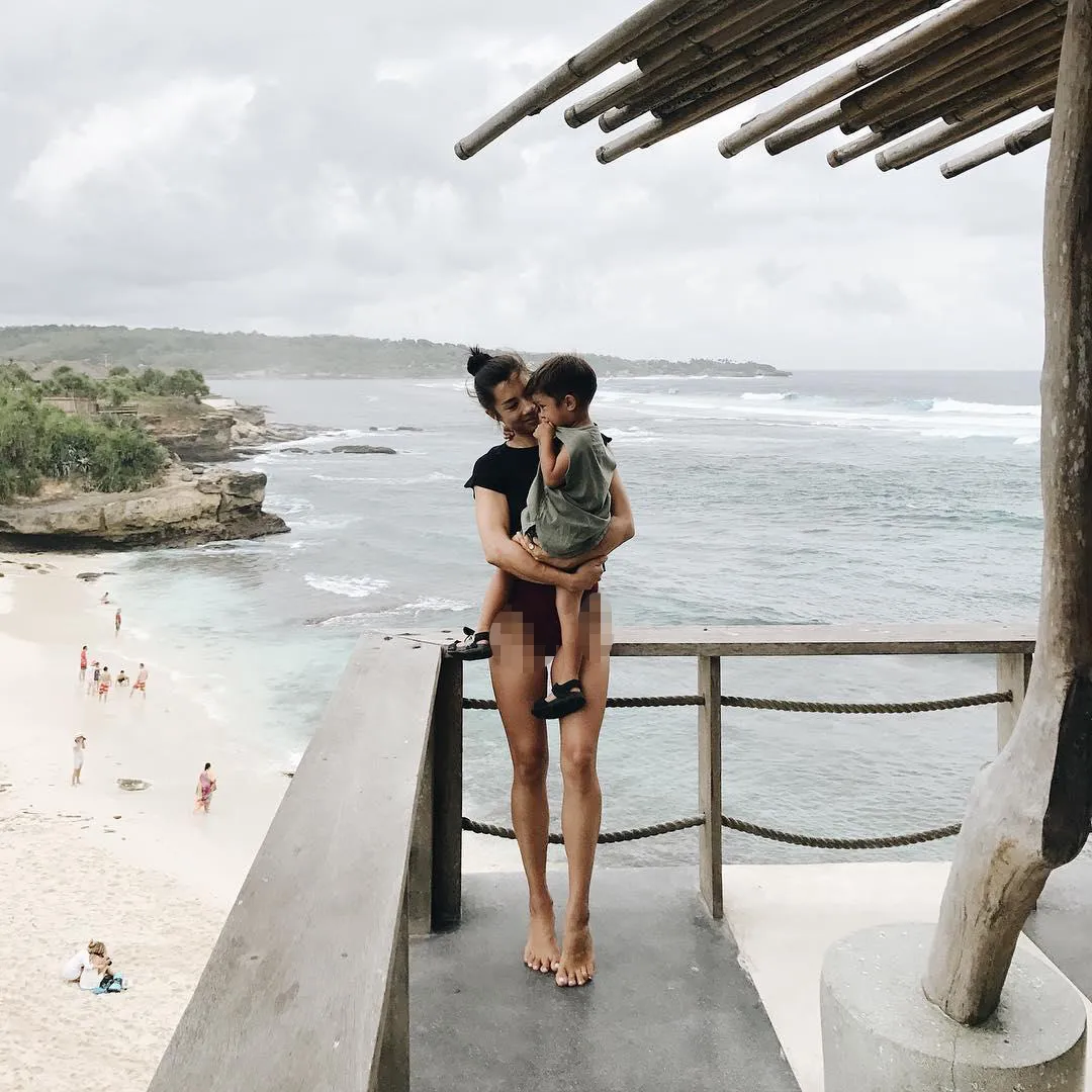 Hot mom Jennifer pamer kaki jenjang © instagram.com/jenniferbachdim