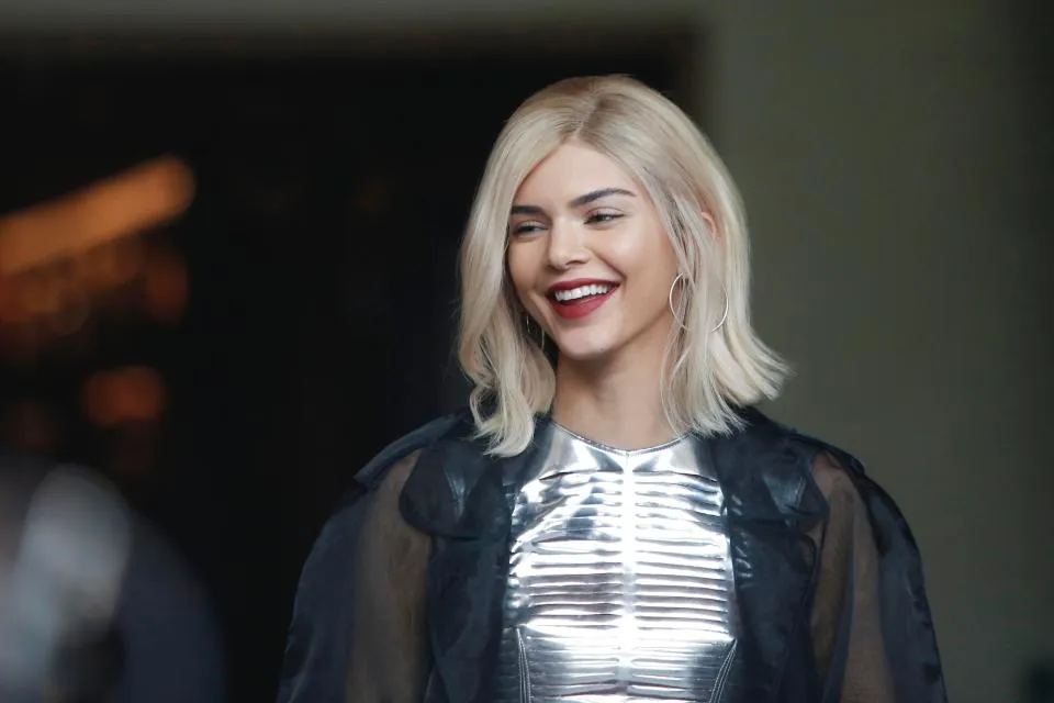 Kendall dengan wig blonde-nya, makin cantik nggak sih? © thesun.co.uk
