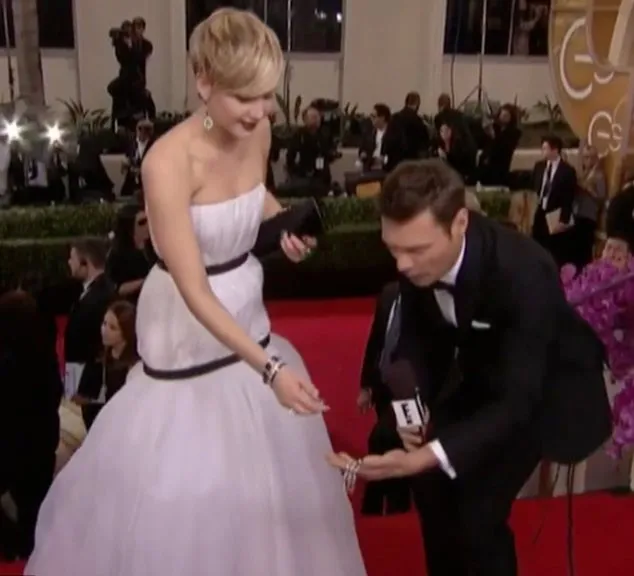 Jennifer Lawrence nyaris kehilangan gelang @ dailymail.co.uk