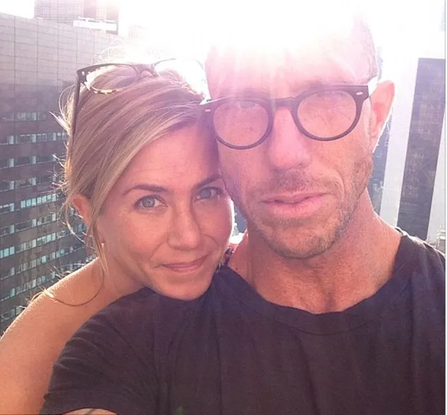 Jennifer Aniston tanpa make-up @ dailymail.co.uk