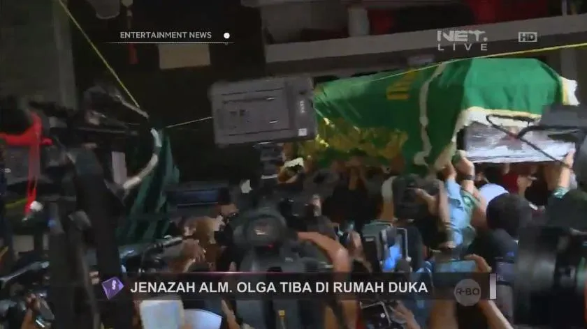 Jenazah Olga Syahputra dibawa masuk ke dalam rumah duka © netmediatama/twitter