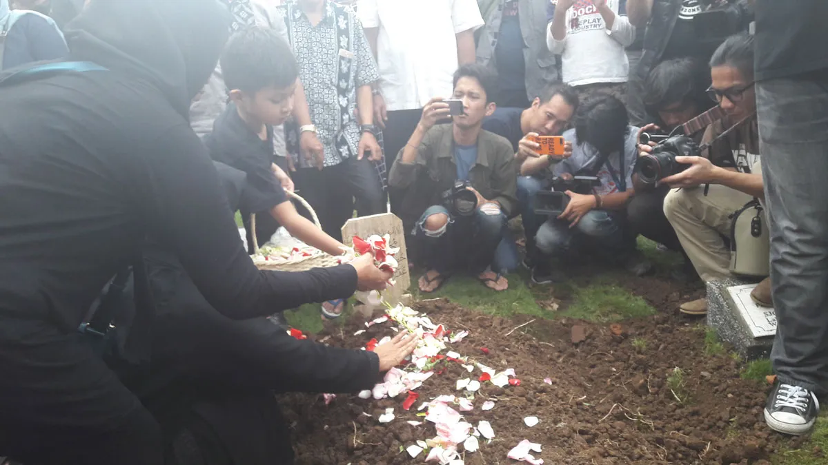 Ketika dikebumikan, Istri Oon dan kedua anaknya tak mampu menahan laju deras air mata © KapanLagi.com/Fikri Alfi Rosiyadi