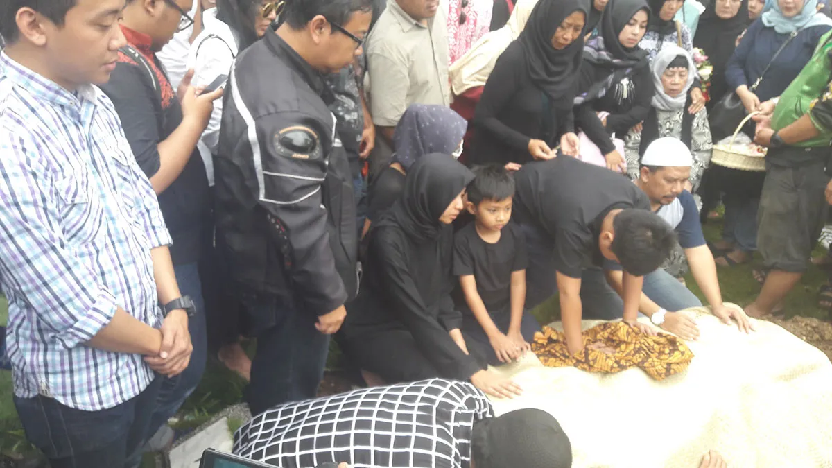 Jenazah Oon Project Pop tiba di Pemakaman Umum Mekar Wangi, Bandung, pukul 14.00 © KapanLagi.com/Fikri Alfi Rosiyadi