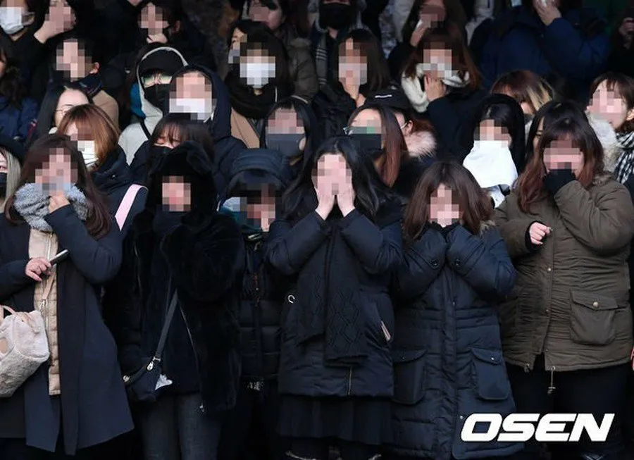 Fans menangis saat jenazah Jonghyun menuju tempat pemakaman © OSEN