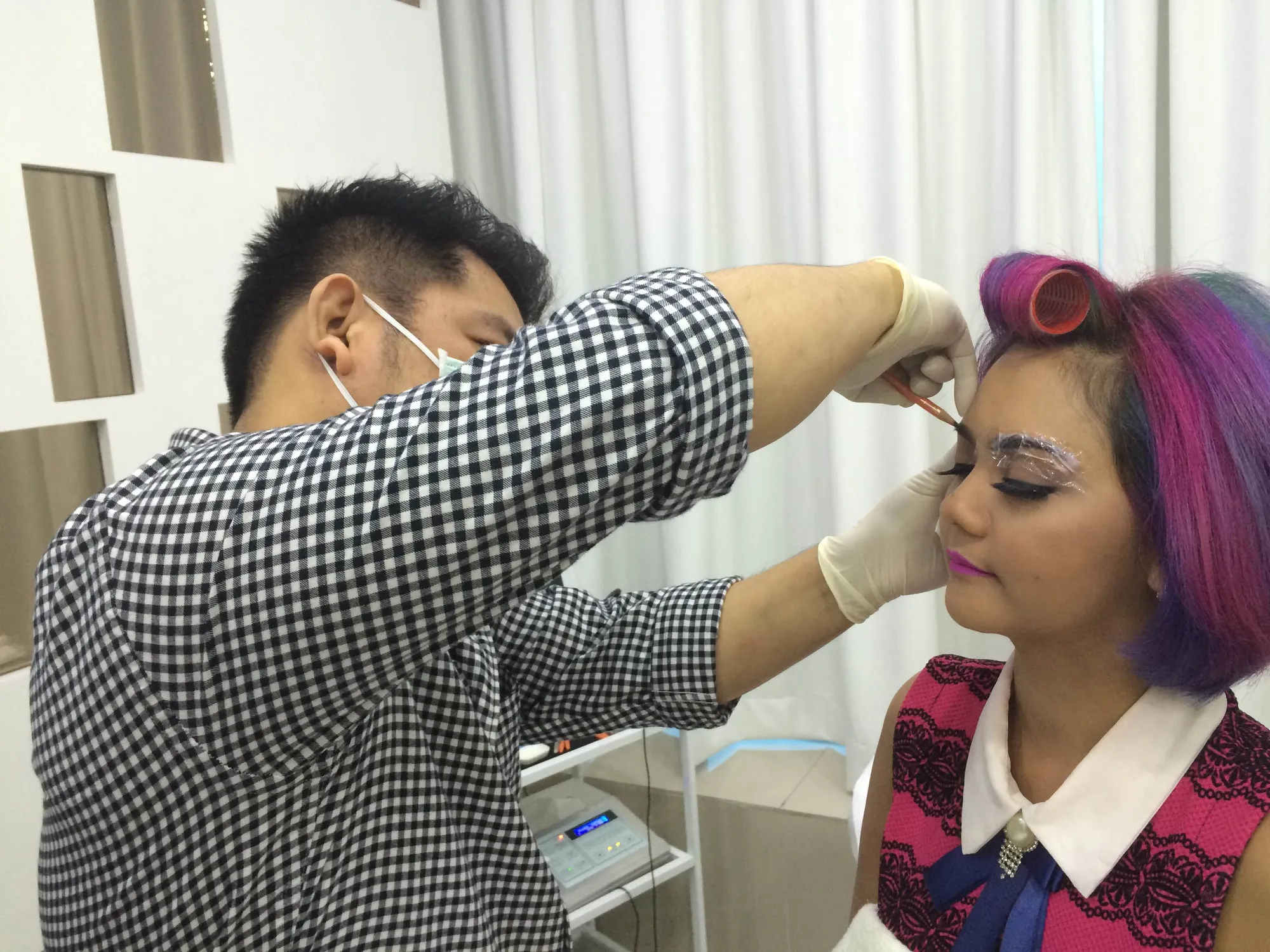 Proses shading alis ternyata tak sesakit yang dikira © KapanLagi.com®/Mathias Purwanto