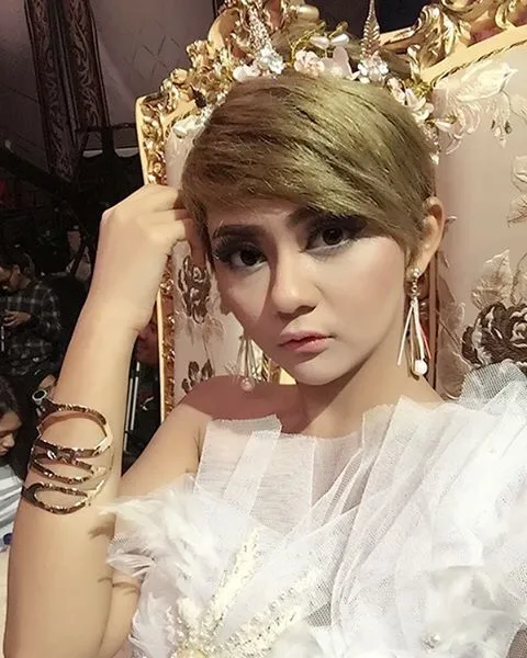 Jenita Janet tampil cantik dengan rambut asli © Instagram.com/jenitajanet