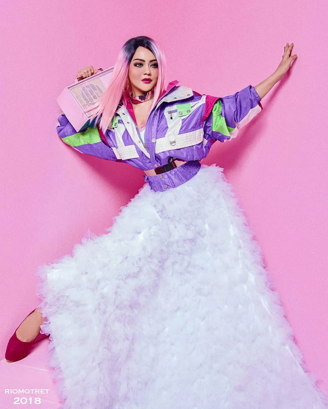 Gaya stylish dan kekinian Jenita saat lakukan pemotretan. Credit: via instagram.com/riomotret