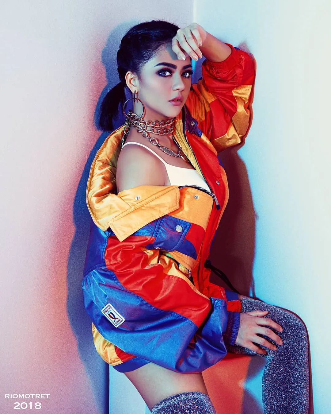 Warna-warni, Jenita memang dikenal tampil dengan pilihan warna mencolok. Credit: via instagram.com/riomotret